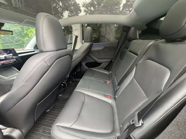 Vehicle photo 13
