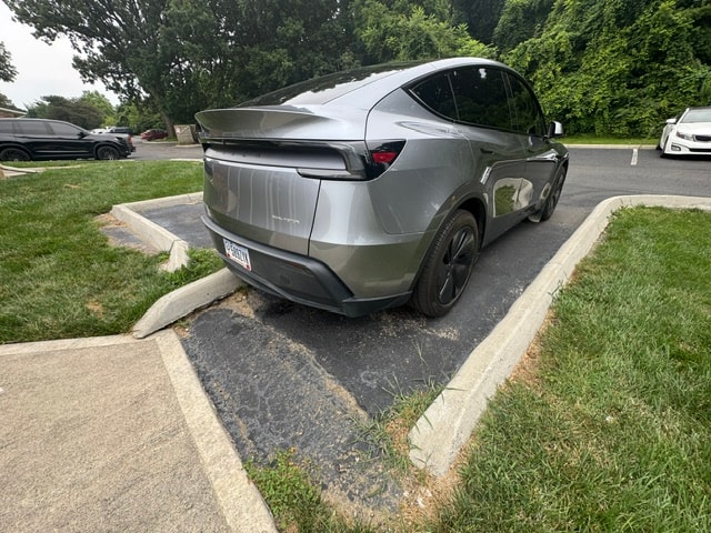 Vehicle photo 6